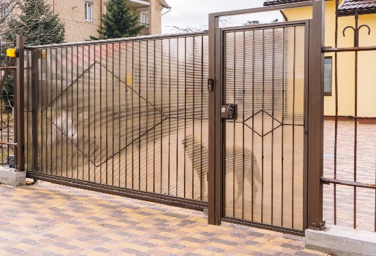 Купить ворота из профлиста с элементами ковки, с металлическими столбами в рамке или под дерево в Нерюнгри от 155790 руб